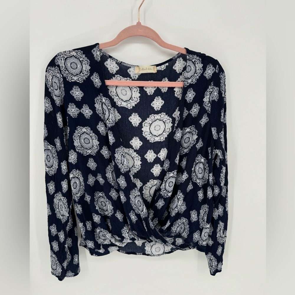 Altar'd State Sheer Long Open Woven Sleeve Knotted Front Size Large Blouse